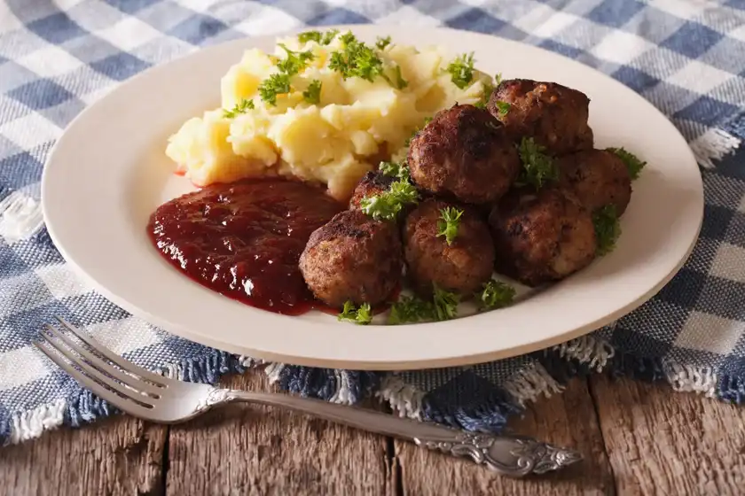 Almanca Kisa yemek Tarifi Kofte ve Patates Puresi